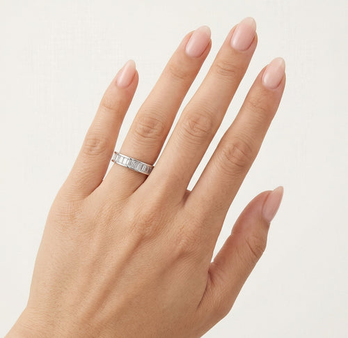 Anillo de media eternidad de plata esterlina con zirconia de corte princesa