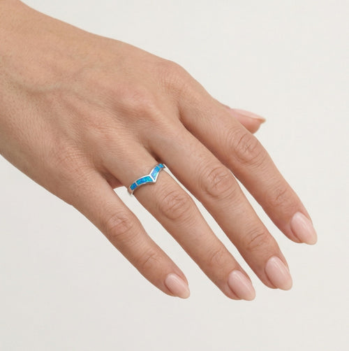 Anillo en forma de V con ópalo azul