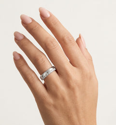 Alliance en or blanc avec pierres en bordure