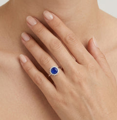 Anillo de halo en plata esterlina con zafiro en el centro