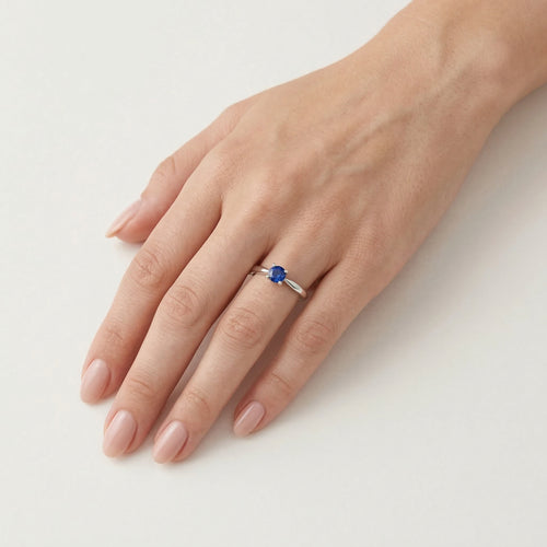 Einfacher Weißgoldring mit Saphir