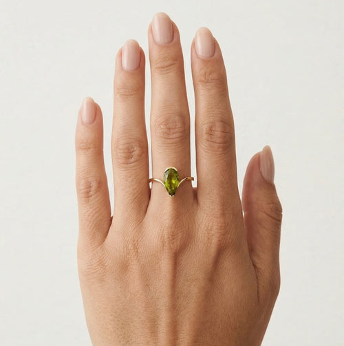Tropfenförmiger Moldavit-Gold-Ring im feinen Stufenschliff