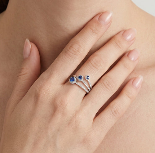 Anillo exquisito de zafiro y diamantes.