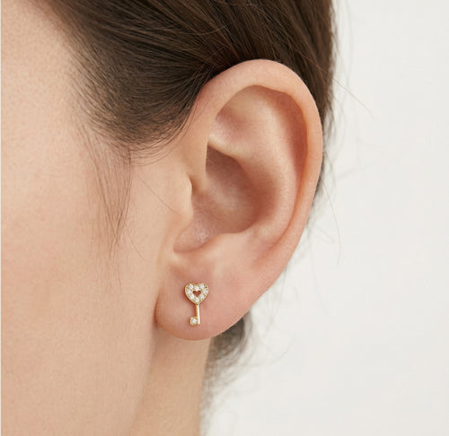 Gelbgold-Ohrstecker mit Herzschlüssel und Zirkonia