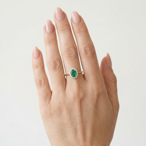 Zeitloser königlicher Ring mit Diamanten und Smaragd