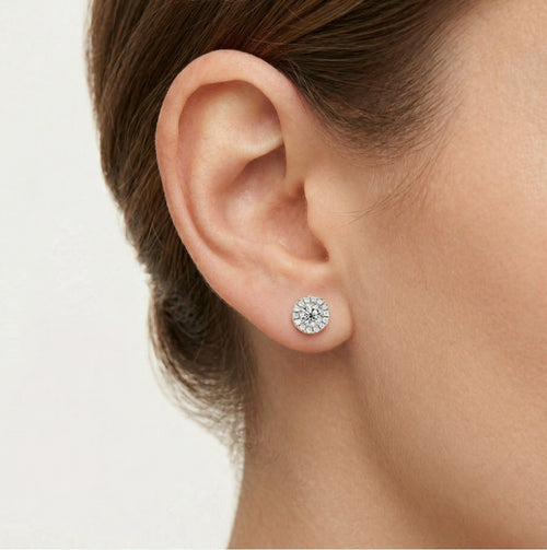 Silberne Ohrstecker mit zentralem und umliegendem Zirkonia