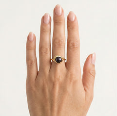 Einzigartiger Ring mit schwarzer Perle und Zirkonia