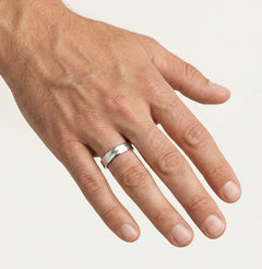 Anillos de boda de oro blanco mate con línea única