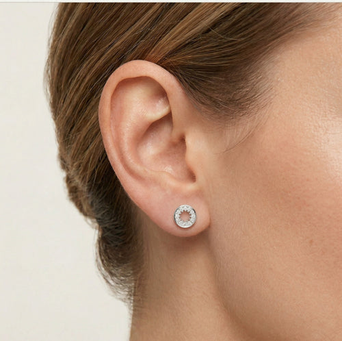 Pendientes redondos de plata con circonitas cúbicas alrededor.