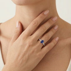 Elegantní safírový prsten z bílého zlata s diamanty