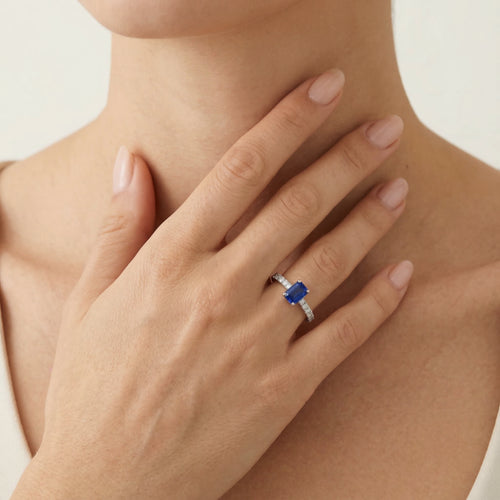 Elegantní safírový prsten z bílého zlata s diamanty