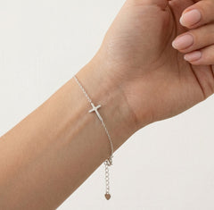 Bracelet simple en argent avec croix