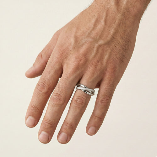 Anillo de bodas retorcido de oro blanco