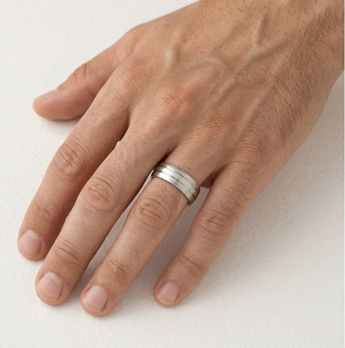 Anillo de boda ancho de platino con acabado mate