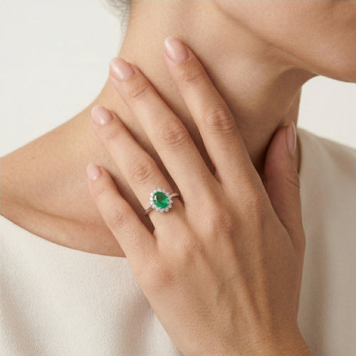 Luxuriöser Ring aus 18 Karat Gold mit Diamanten und Smaragd