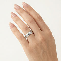 Anillo de boda de oro blanco con acabado mate y pulido brillante