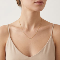 Collier chaîne délicat avec cinq zircons