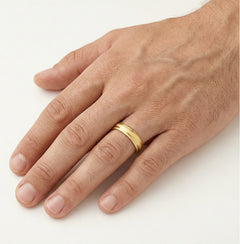 Matný elegantní snubní prsten ze žlutého zlata