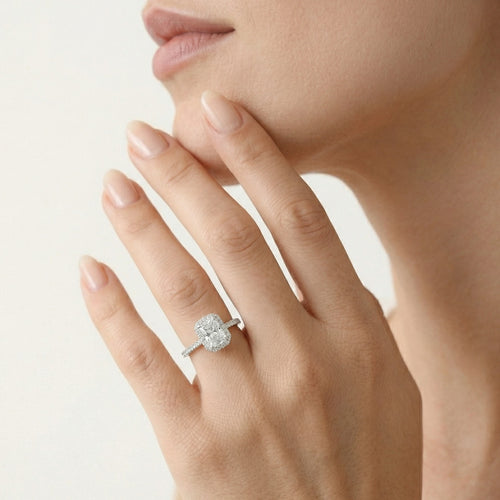 Weißgold-Ring mit smaragdgeschliffenem Zirkonia