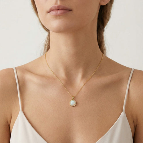 Halo-Anhänger mit weißem Opal und Gold