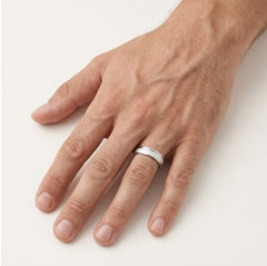 Anillo de oro blanco con acabado mate y pulido alto.