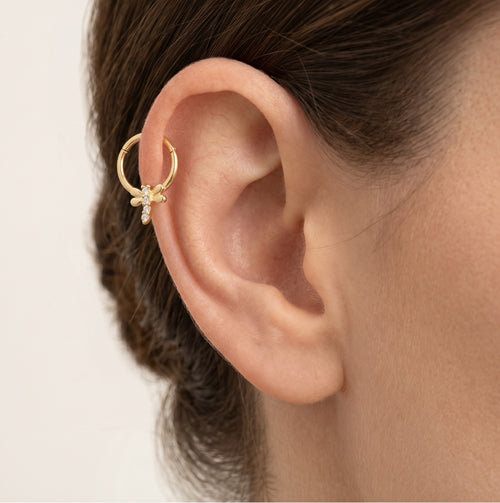 Stilvoller Hoop-Piercing mit Libellen-Design