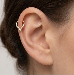 Elegantes Hoop-Piercing mit V-Ende und Zirkonia