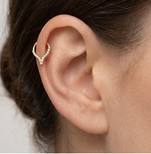 Elegantes Hoop-Piercing mit V-Ende und Zirkonia