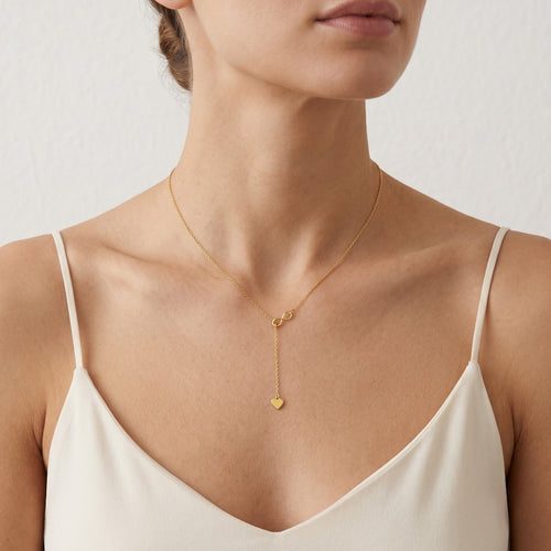 Goldene Halskette mit Unendlichkeitssymbol und Herz