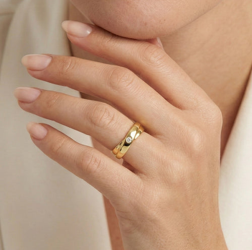 Anillo de oro retorcido con una circonita cúbica