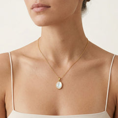 Pendentif en or avec nacre ovale