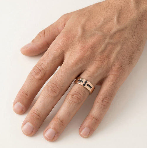 Eleganter Roségold-Ehering mit Steinen