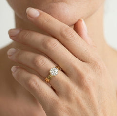 Gelbgoldener klassischer Cubic-Zirkonia-Ring.
