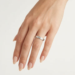 Alliance simple et élégante en or blanc