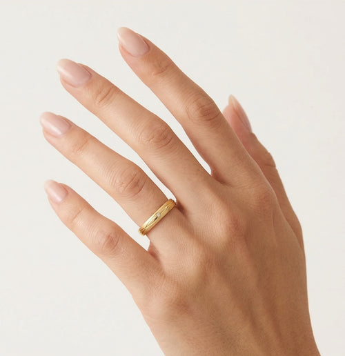 Eleganter Hochzeitsring aus Gelbgold mit Kreuzlinien