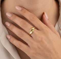 Anillo retorcido de oro amarillo pulido con alta precisión
