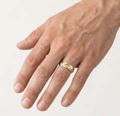 Bague de mariage en or jaune avec vague en rhodium blanc