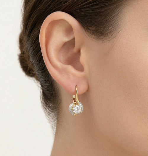 Gedrehte Gold- und Cubic Zirkonia-Ohrringe