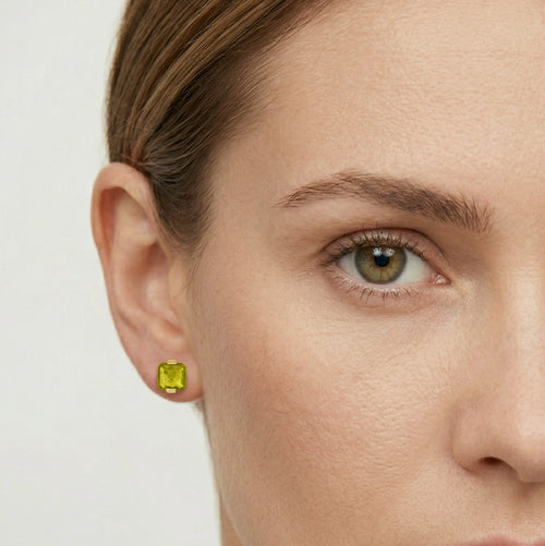 Pendientes de oro con moldavita talla princesa.