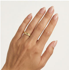 Trauring aus Gelbgold mit flacher Linie rundum