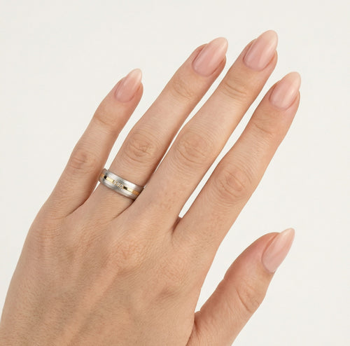 Matte white and polished yellow gold wedding ring