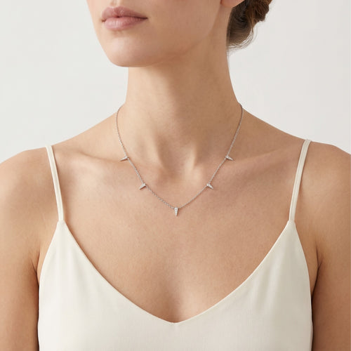 Silberne Halskette mit spitzen Gliedern