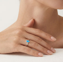 Anillo de plata de ley con ópalo azul en forma ovalada