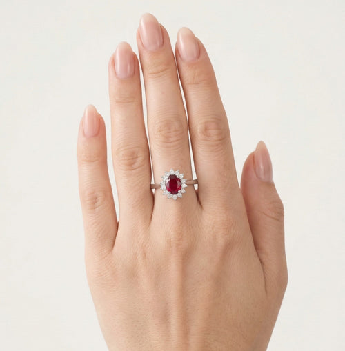 Weißgold-Rubinring mit Diamanten-Halo