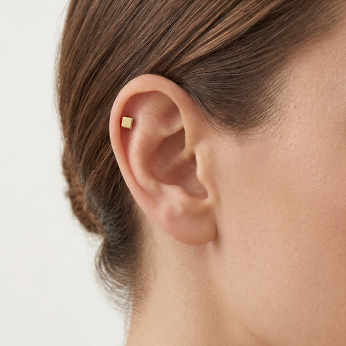 Gelbgold-Piercing mit Quadratmuster