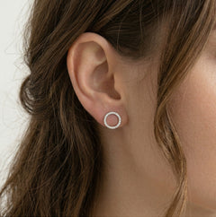 Jemné náušnice z růžového zlata s kulatými diamanty