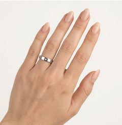 Anillo de boda solitario de platino con acabado pulido.