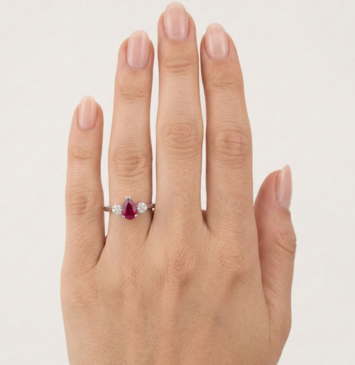 Tropfenförmiger Rubin-Weißgold-Ring mit Diamanten