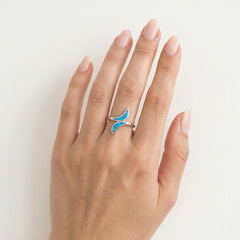 Anillo de plata con ópalo azul retorcido.