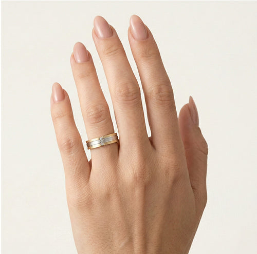 Elegant white and yellow gold wedding ring
